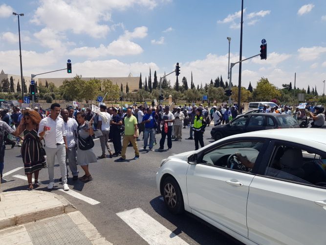 הפגנת הקהילה האתיופית בצומת הסינמה סיטי (צילום: דוברות המשטרה)