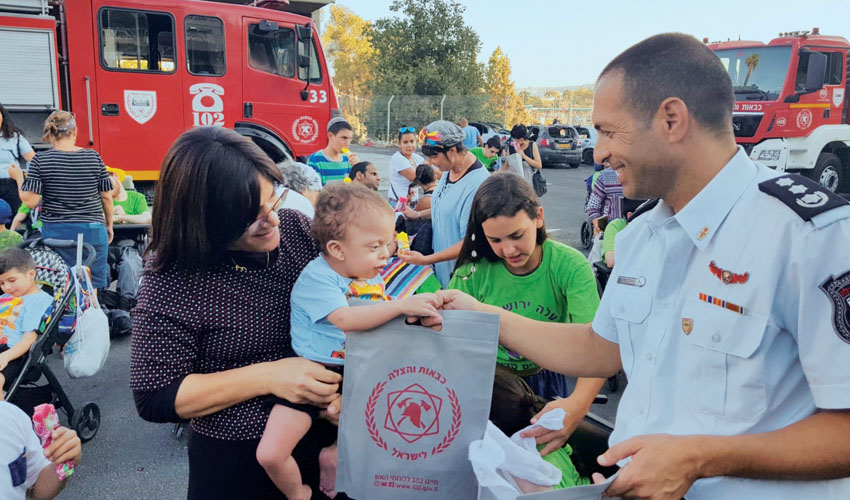 חניכי עלה בתחנת הכיבוי בגבעת מרדכי (צילום: עמותת עלה)