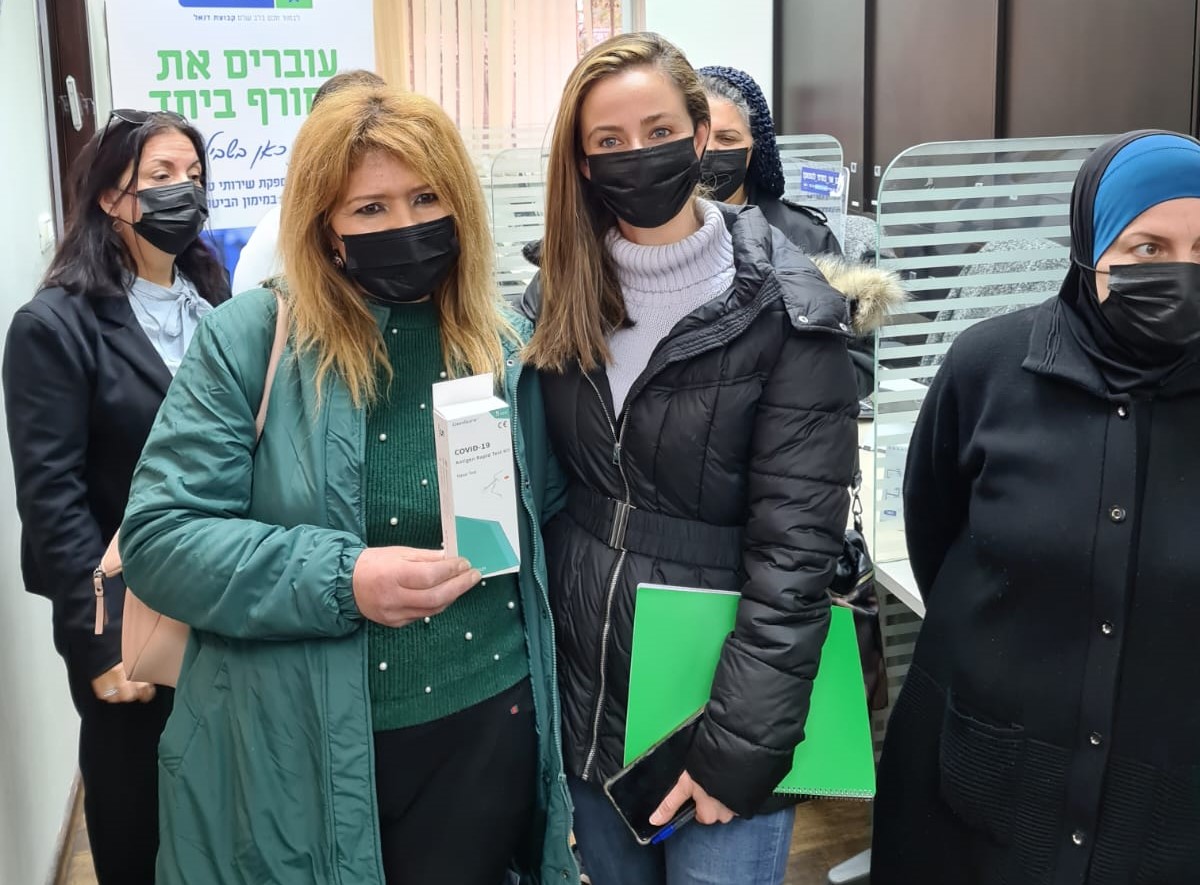 שומרים על הקשישים: אלפי בדיקות אנטיגן חולקו למטפלים סיעודיים בירושלים