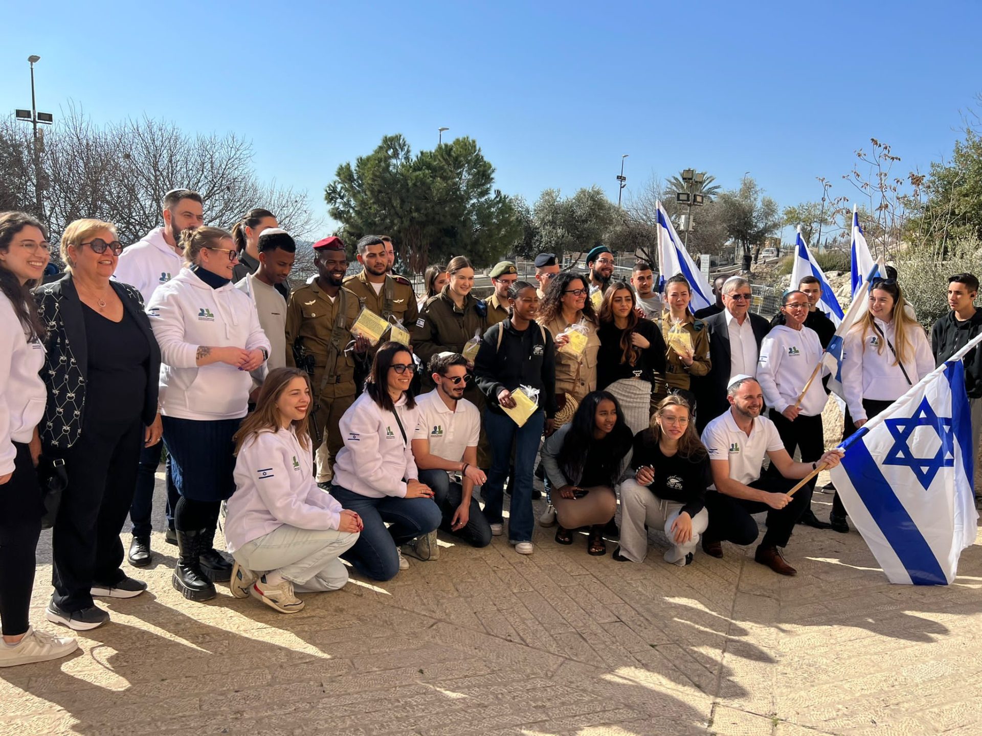 מרגש: 13 חיילים וחיילות בודדים הגשימו חלום וחגגו בר/ת מצווה בכותל 