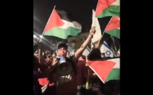 ינאל ג'אברין בהפגנה עם דגל פלסטין (צילום מסך מהטוויטר של Free Jerusalem)