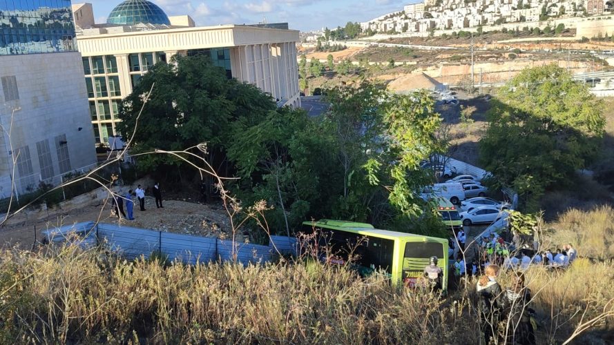 זירת התהפכות האוטובוס (צילום: יוסי וינר)