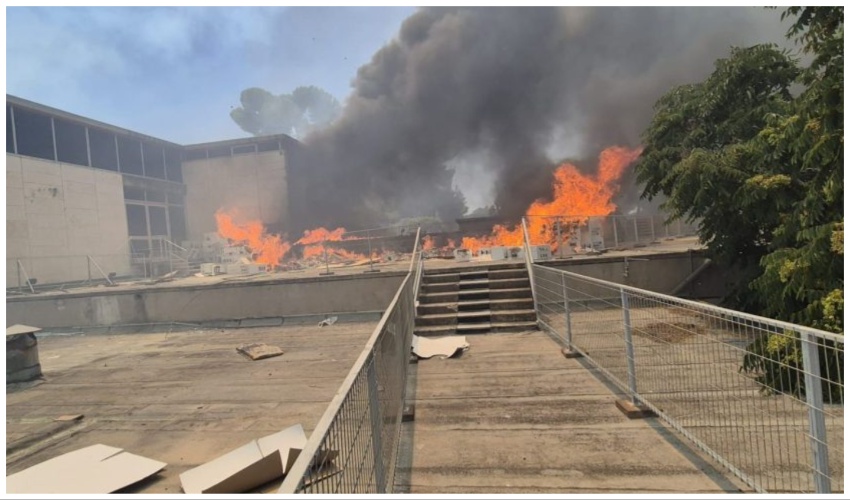 השריפה במוזיאון ישראל (צילום: תיעוד מבצעי כב"ה מחוז ירושלים)