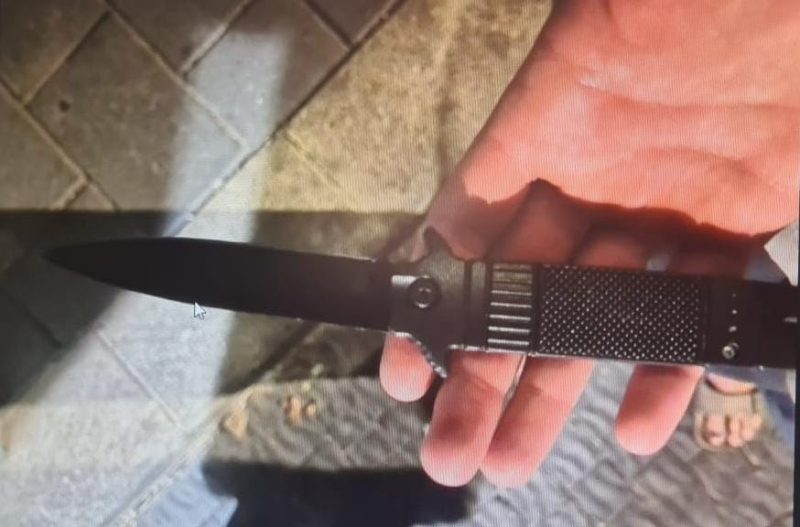 הסכין ששימשה לדקירה (צילום: דוברות המשטרה)