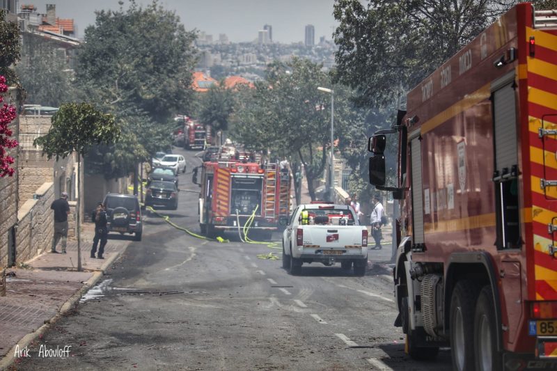 לוחמי האש ברחובות שכונת גילה (צילום: אריק אבולוף-כב"ה מחוז ירושלים)